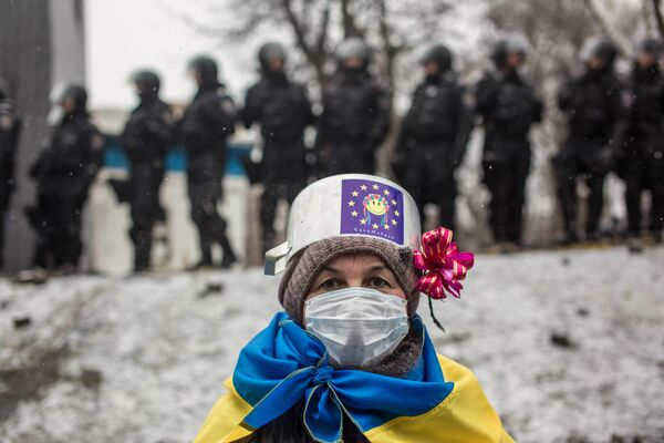 Participant of protest rallies for Ukraine&#x27;s European integration in Grushevskogo Street in Kiev, Ukraine - Sputnik International