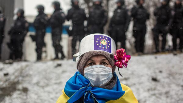 A participant of protest rallies for Ukraine's European integration on Grushevskogo Street in Kiev, Ukraine - Sputnik International