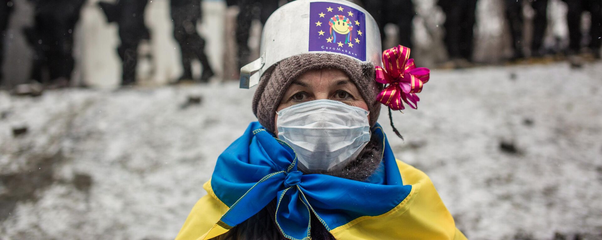A participant of protest rallies for Ukraine's European integration on Grushevskogo Street in Kiev, Ukraine - Sputnik International, 1920, 21.11.2023