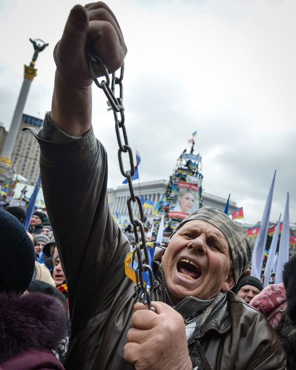 Man with a chain at a rally of supporters of Ukraine&#x27;s European integration on Independence Square in Kiev. - Sputnik International