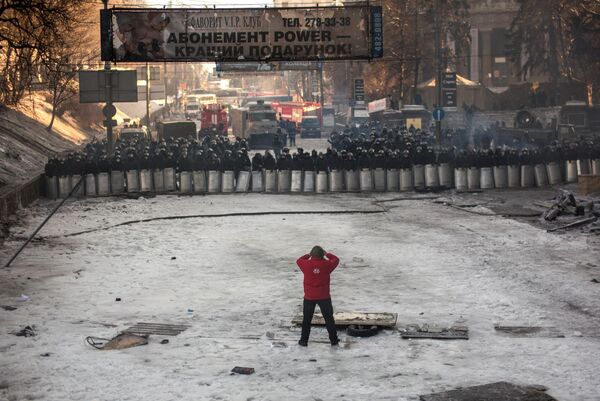 An opposition activist takes a photo of a police cordon on Grushevsky Street in Kiev in neutral territory during a ceasefire. - Sputnik International