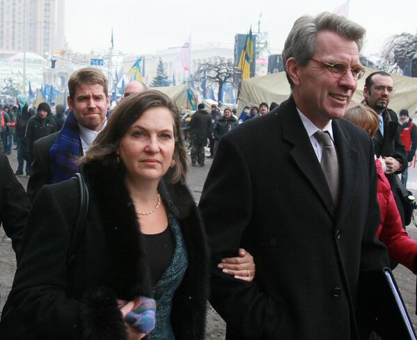 US Deputy Secretary of State Victoria Nuland, right, and US Ambassador to Ukraine Geoffrey Pyatt enjoying  the view after a meeting with Ukrainian opposition leaders on Independence Square in Kiev. - Sputnik International
