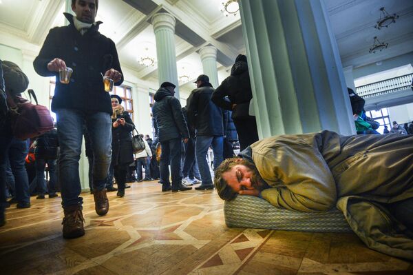 Participants of a rally for Ukraine&#x27;s European integration rest in in Kiev&#x27;s city rada building. - Sputnik International
