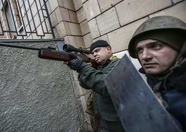 Opposition supporters with weapons on Independence Square in Kiev. - Sputnik International