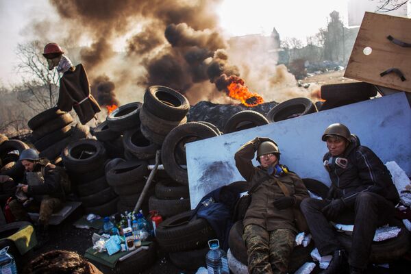 Supporters of the radical opposition at the Instytutska Street barricade in Kiev. - Sputnik International