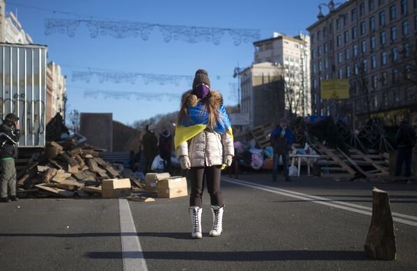 Woman stands at the barricades in the Khreshchatyk Street in Kiev. - Sputnik International