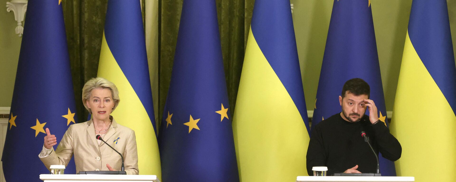 European Commission President Ursula von der Leyen (L) and Ukraine's President Volodymyr Zelensky (R) give a joint press conference following their talks in Kiev on November 4, 2023. - Sputnik International, 1920, 22.11.2023
