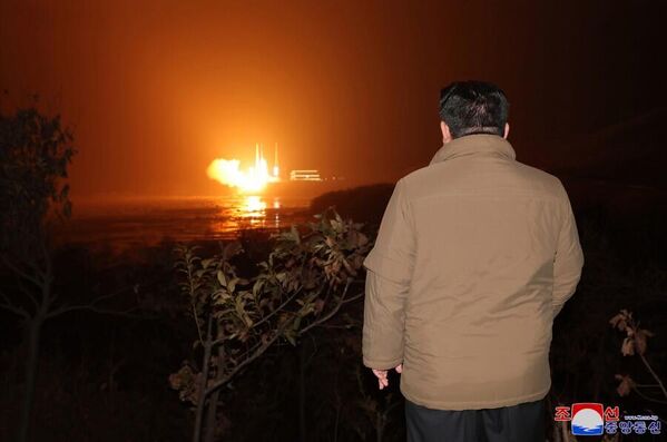 North Korean leader Kim Jong Un watches the satellite-carrying Chollima-1 rocket blast off. - Sputnik International