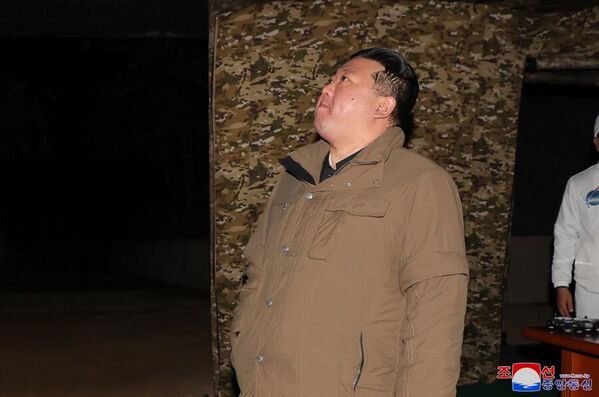 Kim Jong Un watches the successful blastoff of the Chollima-1 rocket. - Sputnik International
