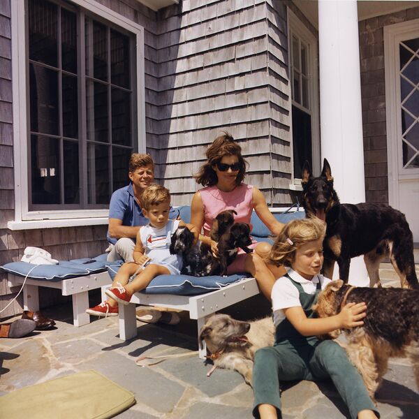 Hyannis Port Weekend, August 14, 1963. President Kennedy, John F. Kennedy Jr., Mrs. Kennedy, Caroline Kennedy. Dogs: Clipper (standing), Charlie (with Caroline), Wolf (reclining), Shannon (with John Jr.), two of Pushinka&#x27;s puppies (with Mrs. Kennedy). - Sputnik International