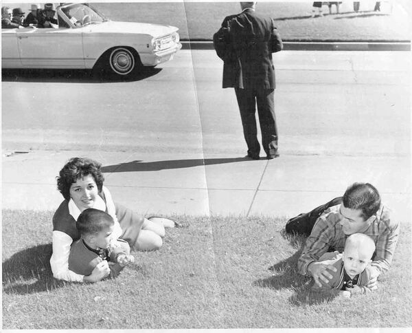 Bill and Gayle Newman fell on the grass sheltering their children, north of Elm Street seconds after the assassination of US President John F. Kennedy in Dallas, Texas, fearing that they were in the line of fire. Photographer Frank Cancellare urged them to stay prone while he took this photo less than a minute later, November 22, 1963. - Sputnik International
