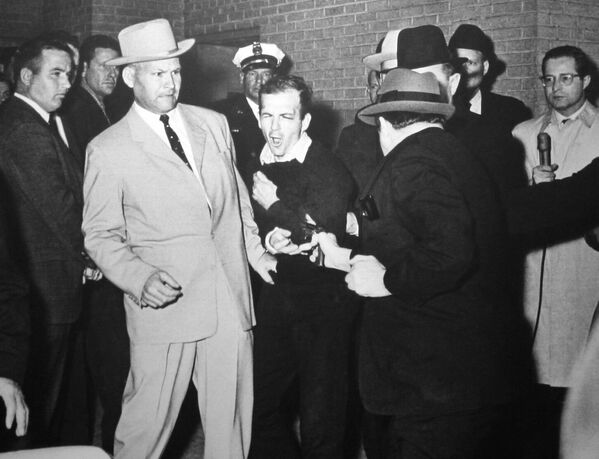 Джек Руби, стреляющий в Ли Харви Освальда, задержанного по подозрению в убийстве Джона Кеннеди, 24 ноября, 1963 года - Sputnik International