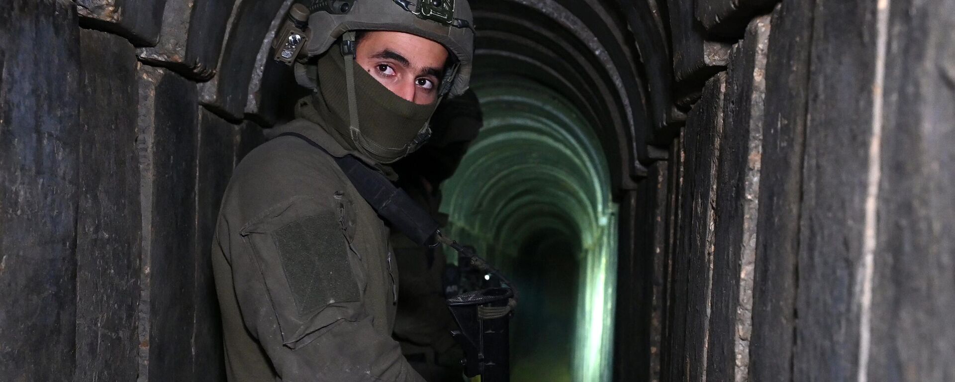 A soldier stands in what the Israeli army says is a tunnel dug by Hamas militants inside the Al-Shifa hospital complex in Gaza City in the northern Gaza Strip, amid continuing battles between Israel and the Palestinian militant group Hamas, on November 22, 2023 - Sputnik International, 1920, 05.12.2023