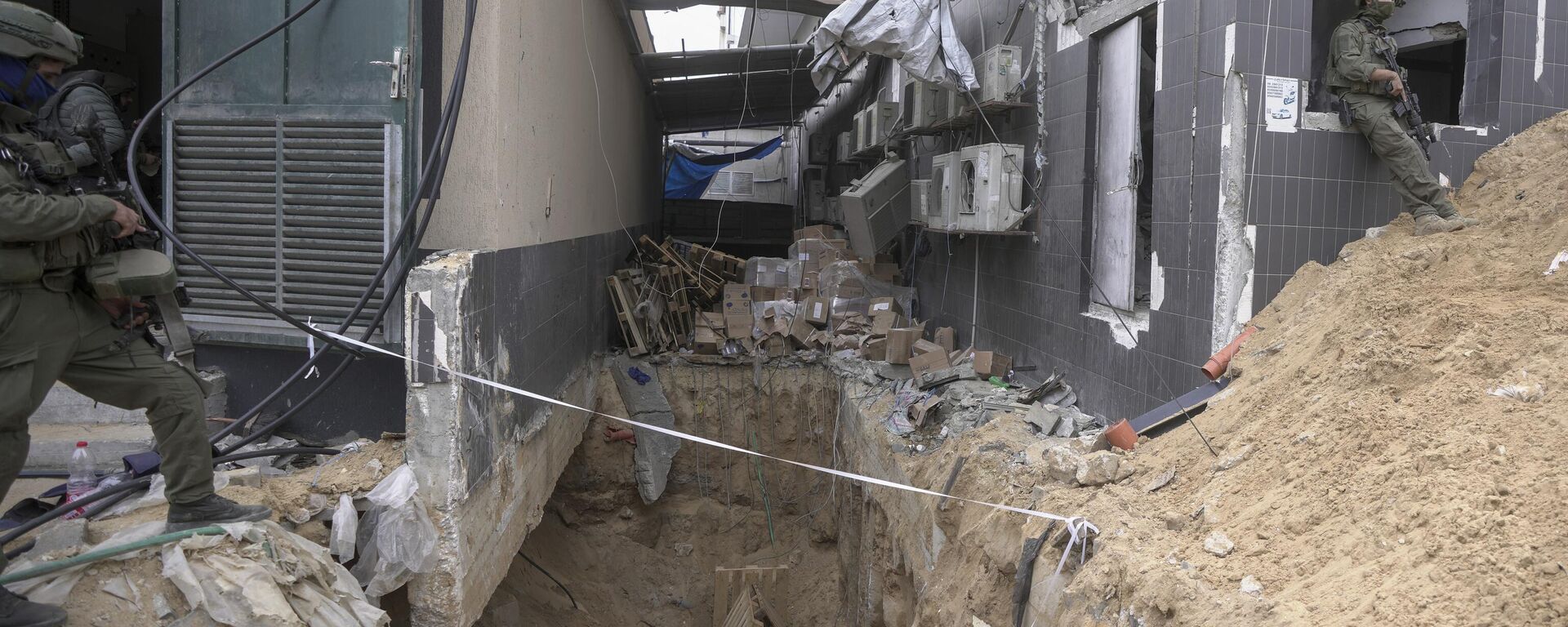 Израильские солдаты показывают СМИ подземный туннель, обнаруженный под больницей Шифа в городе Газа - Sputnik International, 1920, 24.11.2023