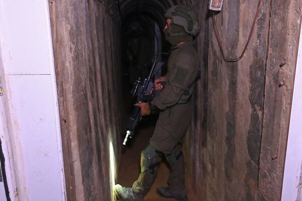 A soldier stands in what the Israeli Army says is a tunnel dug by Hamas militants inside the Al-Shifa hospital. - Sputnik International