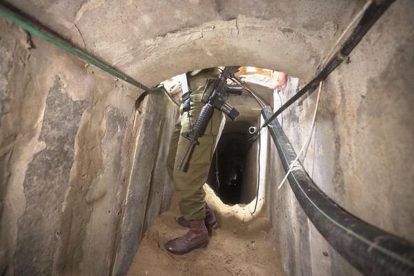 An Israeli soldier stands in an underground tunnel found underneath Al-Shifa hospital. - Sputnik International