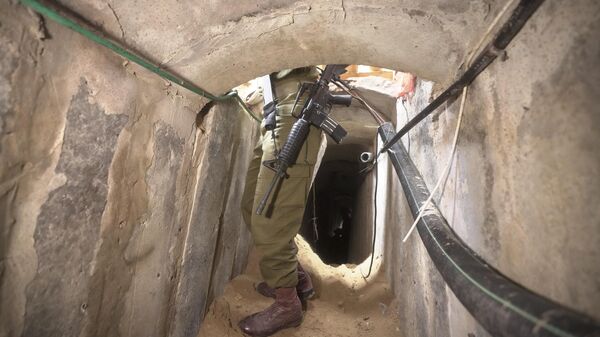 Израильский солдат стоит в подземном туннеле, обнаруженном под больницей Шифа в городе Газа - Sputnik International
