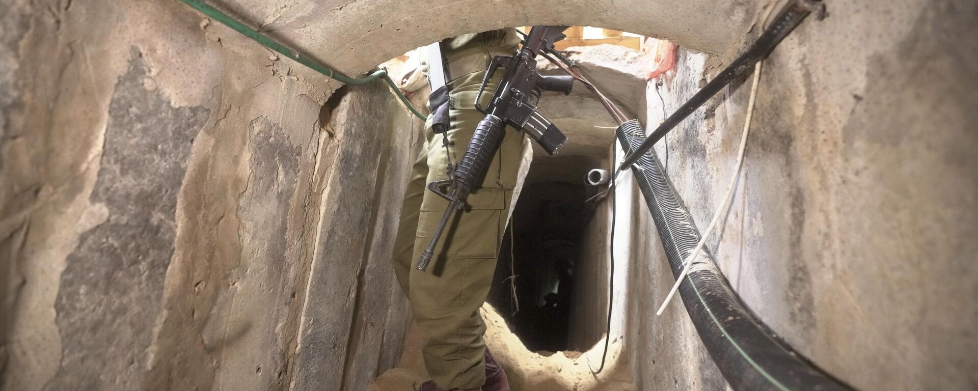 Израильский солдат стоит в подземном туннеле, обнаруженном под больницей Шифа в городе Газа - Sputnik International, 1920, 14.12.2023