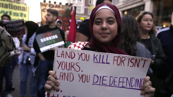 A protester holds a poster during a pro Palestinian demonstration in London, Monday, Oct. 9, 2023 - Sputnik International