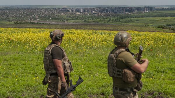 Ukrainian soldiers stand in their positions near Artemovsk (Bakhmut) - Sputnik International