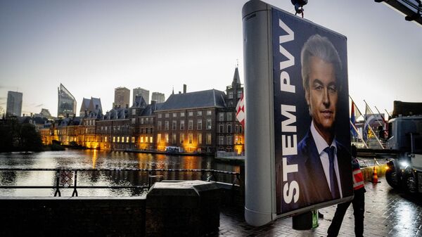 An election sign of Party for Freedom (PVV) leader Geert Wilders is removed near the Binnenhof, a day after the Netherlands general elections, in the Hague on November 23, 2023.  - Sputnik International