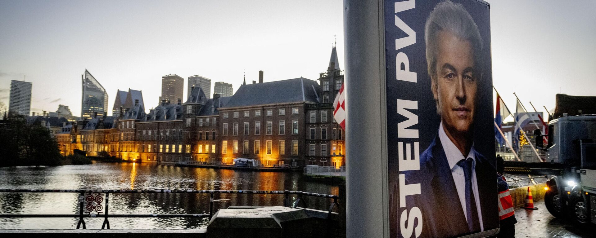 An election sign of Party for Freedom (PVV) leader Geert Wilders is removed near the Binnenhof, a day after the Netherlands general elections, in the Hague on November 23, 2023.  - Sputnik International, 1920, 23.11.2023