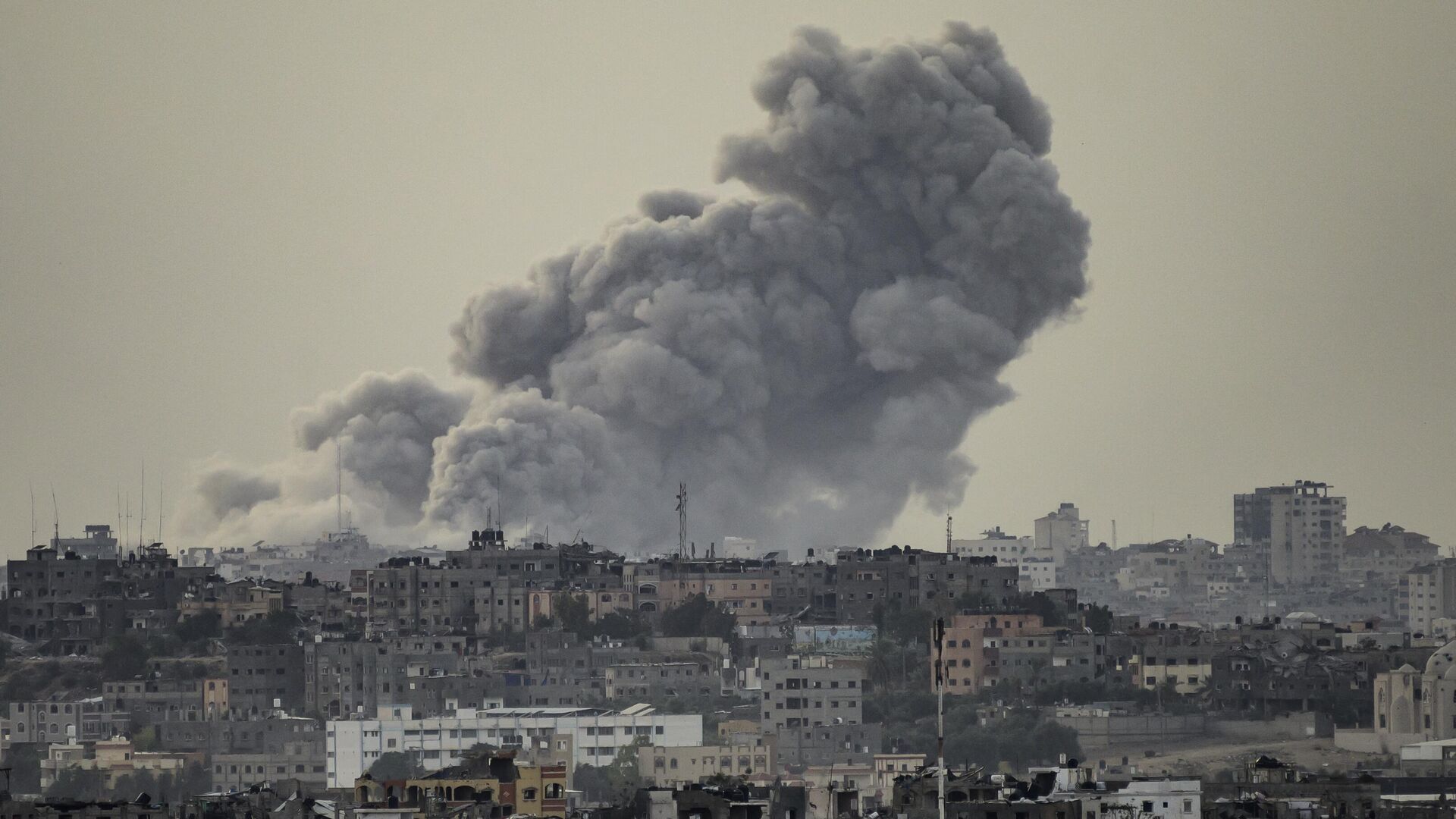 This picture taken from southern Israel near the border with the Gaza Strip shows smoke billowing after an Israeli strike  on north Gaza on November 22, 2023, amid ongoing battles between Israel and the Palestinian Hamas movement.  - Sputnik International, 1920, 02.12.2023