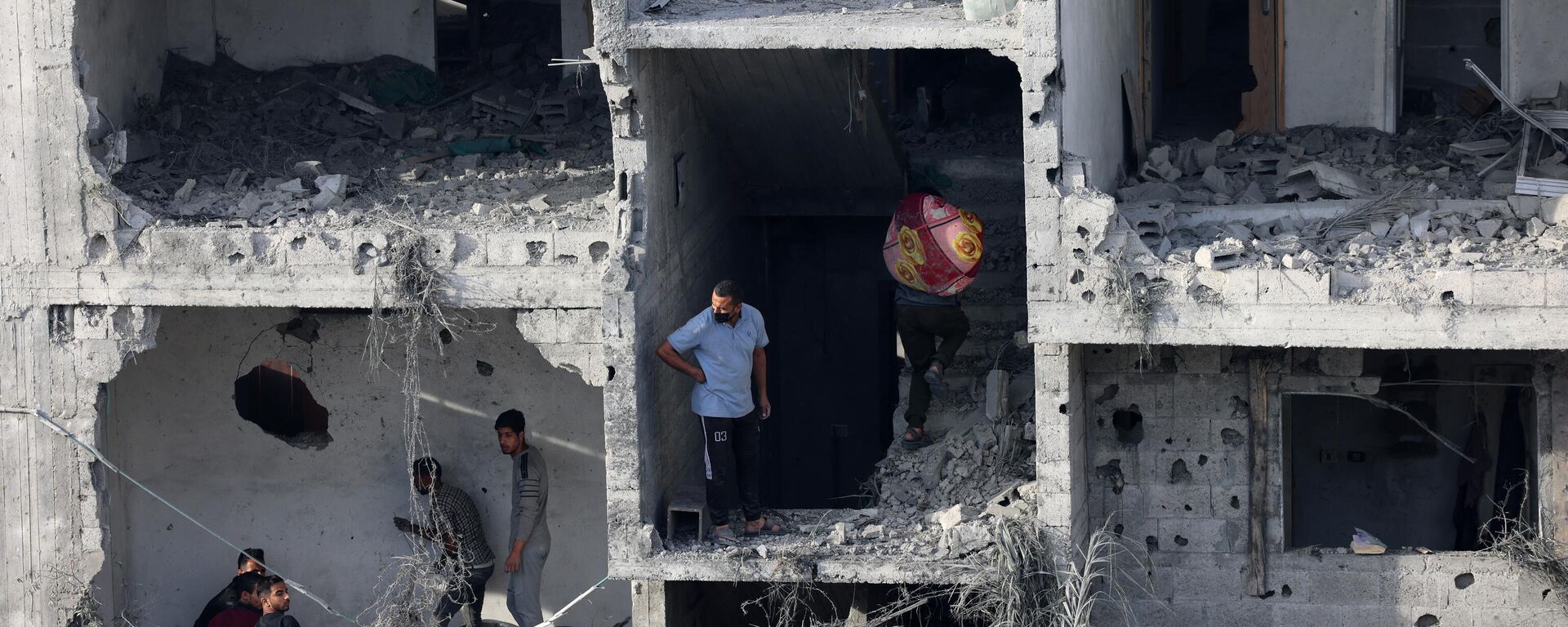 People retrieve personal effects from a bombed-out building following an Israeli strike on Rafah in the southern Gaza Strip, on November 11, 2023, as battles between Israel and the Palestinian militant group Hamas rage on.  - Sputnik International, 1920, 24.11.2023