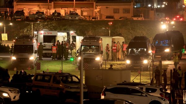 Israeli security forces stand next to ambulances waiting outside the helipad of Tel Aviv's Schneider medical centre on November 24, 2023, amid preparations for the release of Israeli hostages held by Hamas in Gaza in exchange for Palestinian prisoners later in the day - Sputnik International