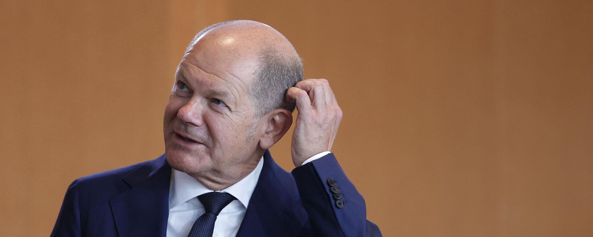 Germany's Chancellor Olaf Scholz scratches his head as he arrives for the weekly meeting of the German cabinet at the chancellery in Berlin on August 17, 2022 - Sputnik International, 1920, 24.11.2023