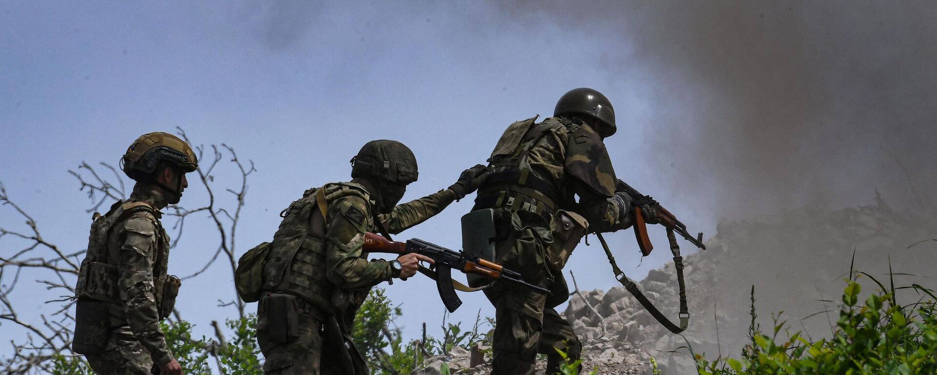 Naval infantry servicemen of the Russian Pacific Fleet take part in a military exercise at the Klerk training ground. July 2023 - Sputnik International, 1920, 07.10.2025
