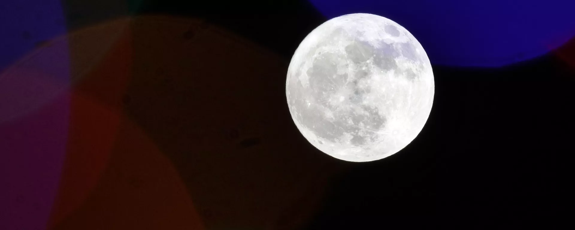 The full moon rises behind holiday lights on Thanksgiving in Lawrence, Kan., Thursday, Nov. 22, 2018.  - Sputnik International, 1920, 18.08.2024