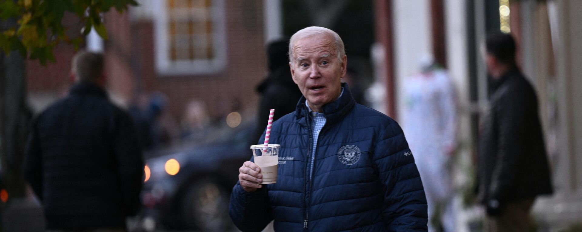 US President Joe Biden carries a drink as he visits local shops with relatives in Nantucket, Massachusetts, on November 25, 2023.  - Sputnik International, 1920, 09.12.2023