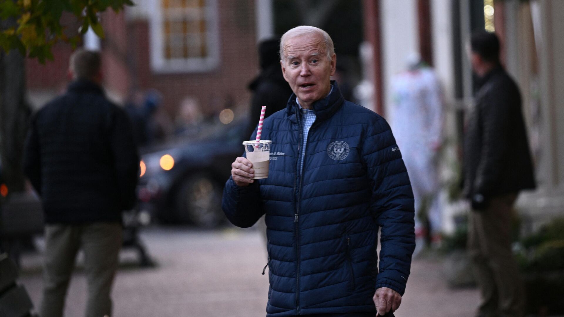 US President Joe Biden carries a beverage as he visits local shops with relatives in Nantucket, Massachusetts, on November 25, 2023.  - Sputnik International, 1920, 27.11.2023