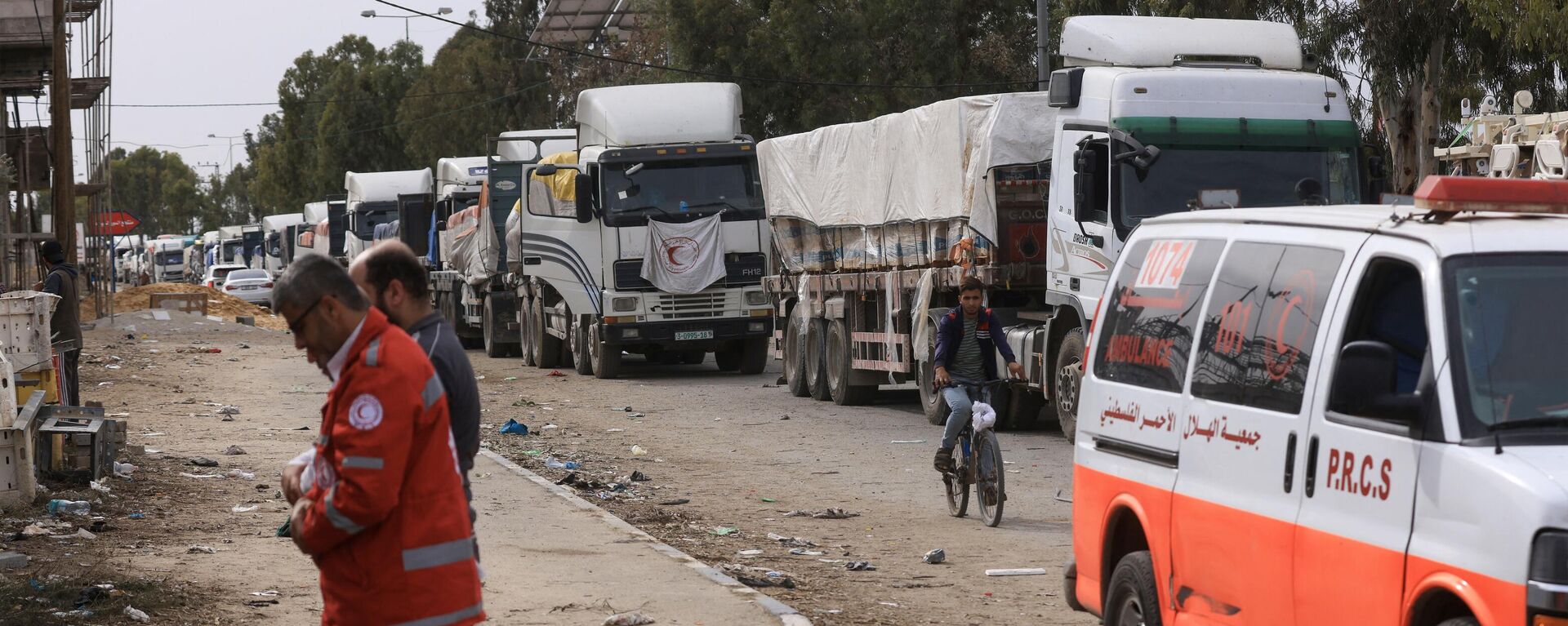 A convoy of trucks carrying fuel and aid drive in Gaza City's Zeitoun district on November 25, 2023. - Sputnik International, 1920, 27.11.2023