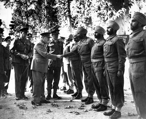 British Prime Minister Winston Churchill meets Indian Sikh security officers in Tehran, Iran (November 28, 1943). Churchill, who celebrates his 69th birthday on November 30, is in Tehran at a conference with the US president and the Soviet Leader. - Sputnik International