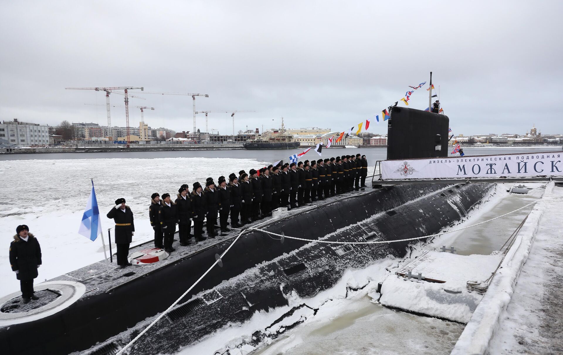 Servicemen line up during a ceremony to raise the Russian Navy ensign aboard the Project 636.3 diesel-electric submarine Mozhaisk joining the Russian Pacific Fleet at Admiralty Shipyards, a subsidiary of the United Shipbuilding Corporation, in St. Petersburg, Russia - Sputnik International, 1920, 28.11.2023