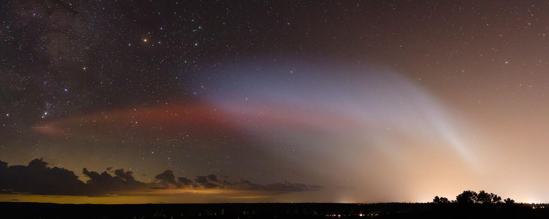 A red aurora produced by a SpaceX Falcon 9 rocket launch from Vandenberg Air Force Base in California, which tore a temporary hole in the ionosphere, on August 8, 2023. - Sputnik International, 1920, 28.11.2023
