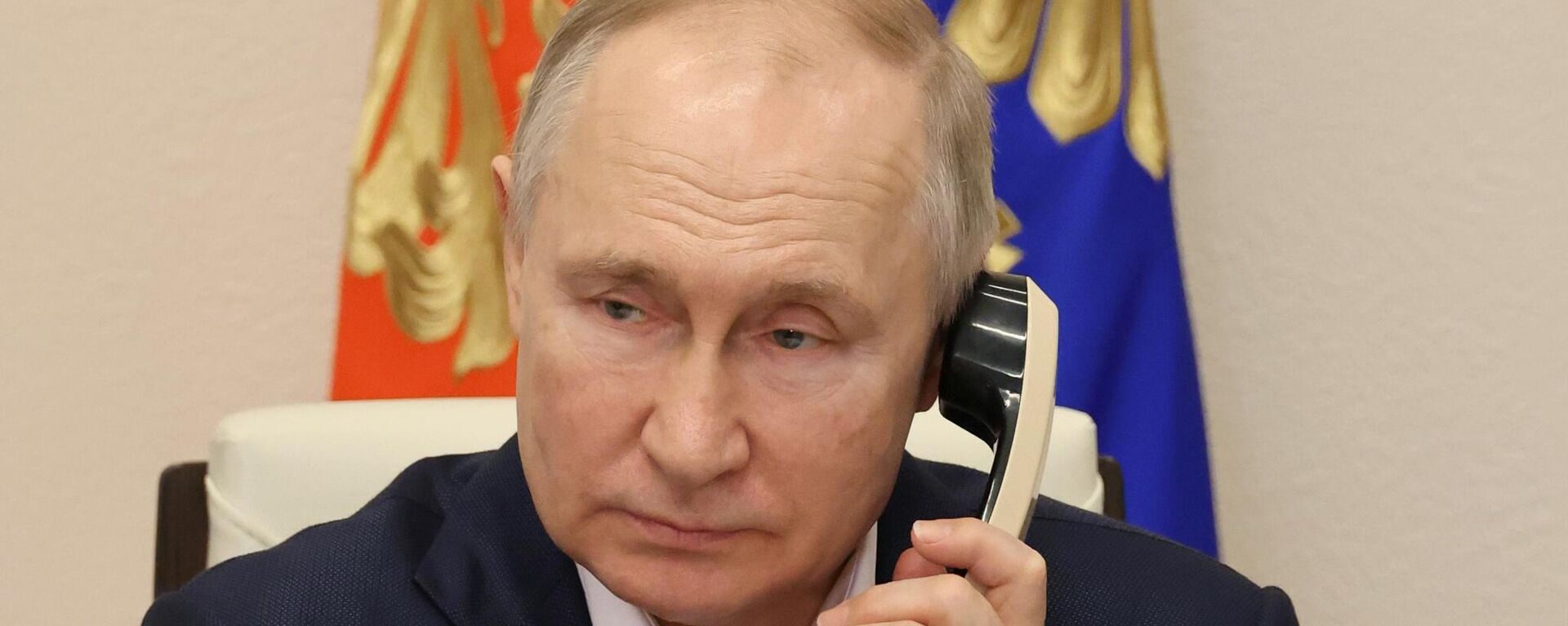 Russia's President Vladimir Putin speaks on the phone. - Sputnik International, 1920, 19.05.2025