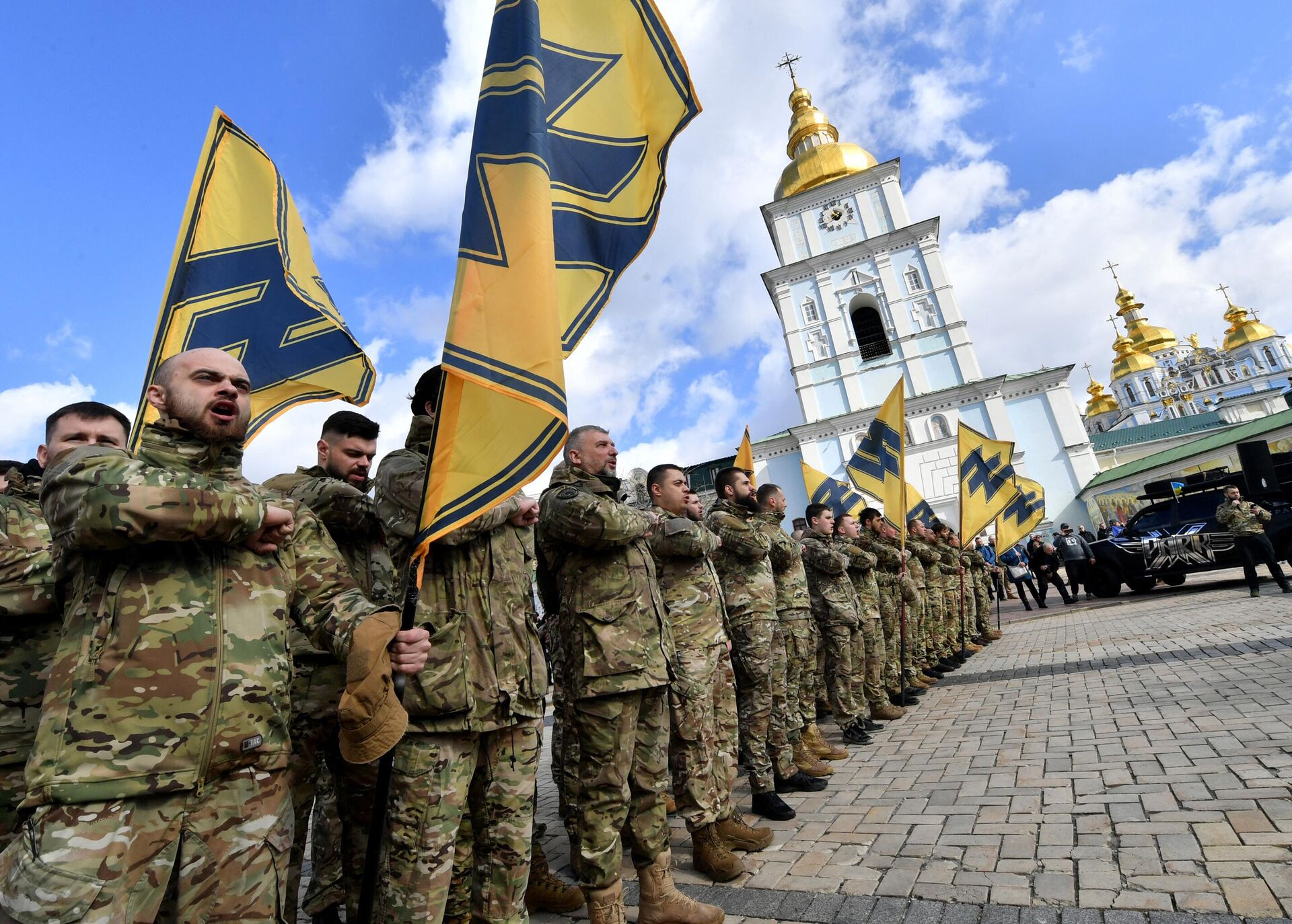 Veterans of the Azov volunteer battalion, who took part in the war with Russia-backed separatists on the East of Ukraine, salute during the mass rally called No surrender in Kiev. File photo.  - Sputnik International, 1920, 30.11.2023