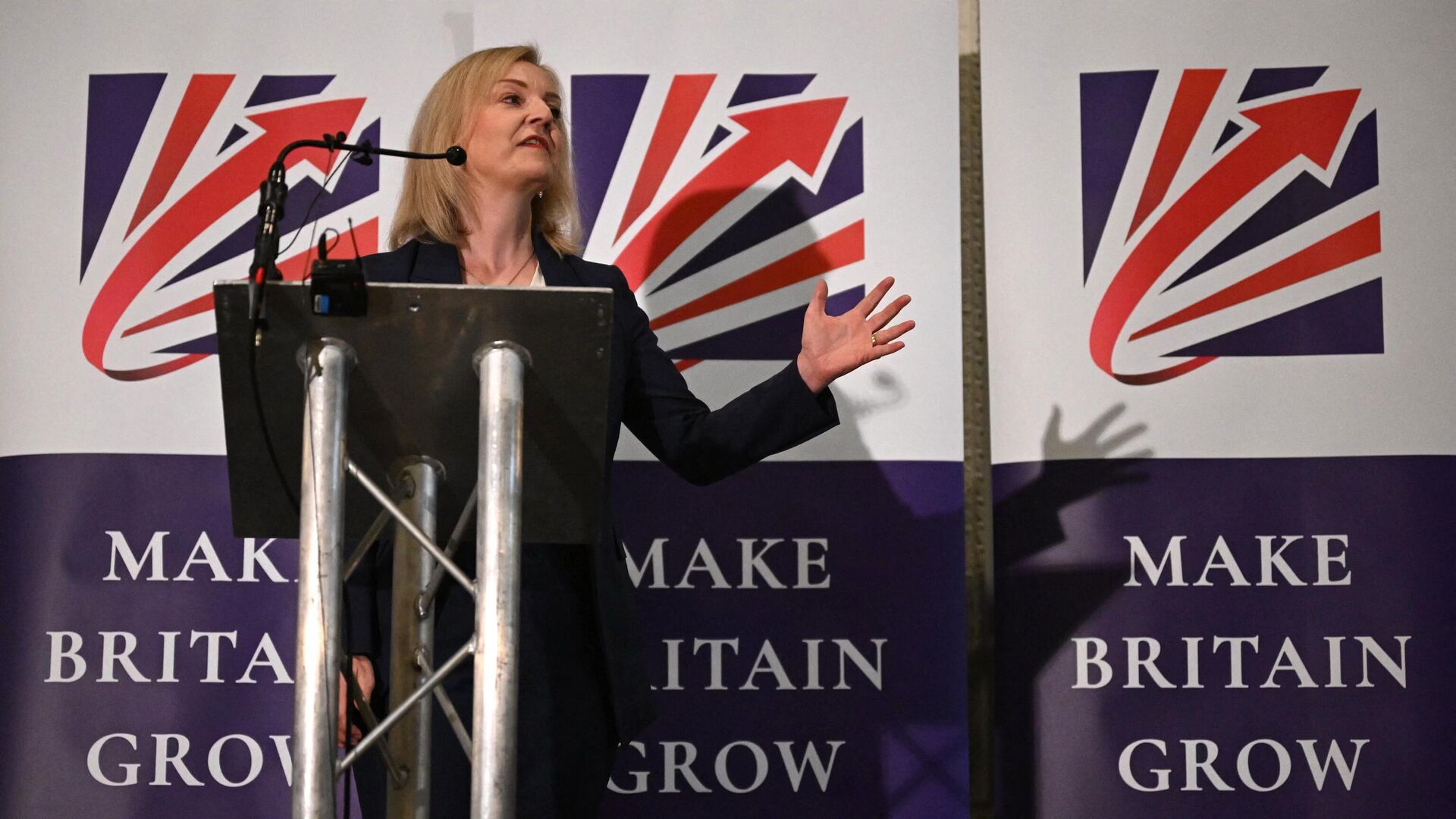 Former British prime minister Liz Truss addresses the Great British Growth Rally fringe event on the sidelines of the Conservative Party's annual conference in Manchester, northern England, on October 2, 2023. - Sputnik International, 1920, 30.11.2023