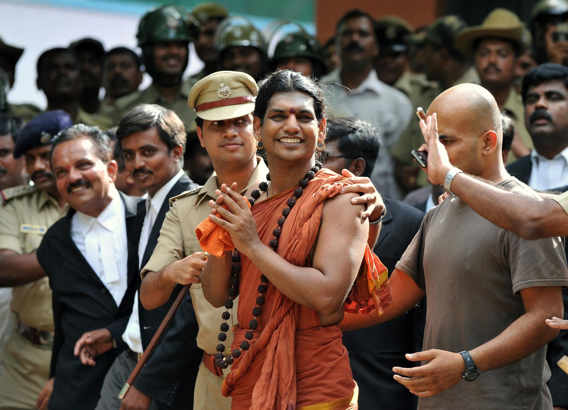 Police escort controversial Hindu Godman Swami Nityananda (C) after appearing for his bail plea at the judicial magistrate court at Ramanagar District, some 50 kms from Bangalore, on June 14, 2012.  - Sputnik International, 1920, 01.12.2023