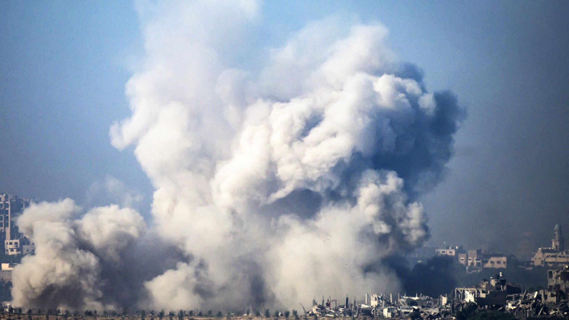 Дым, поднимающийся из зданий, пострадавших от израильских ударов в ходе боев между Израилем и боевиками ХАМАС - Sputnik International, 1920, 03.12.2023