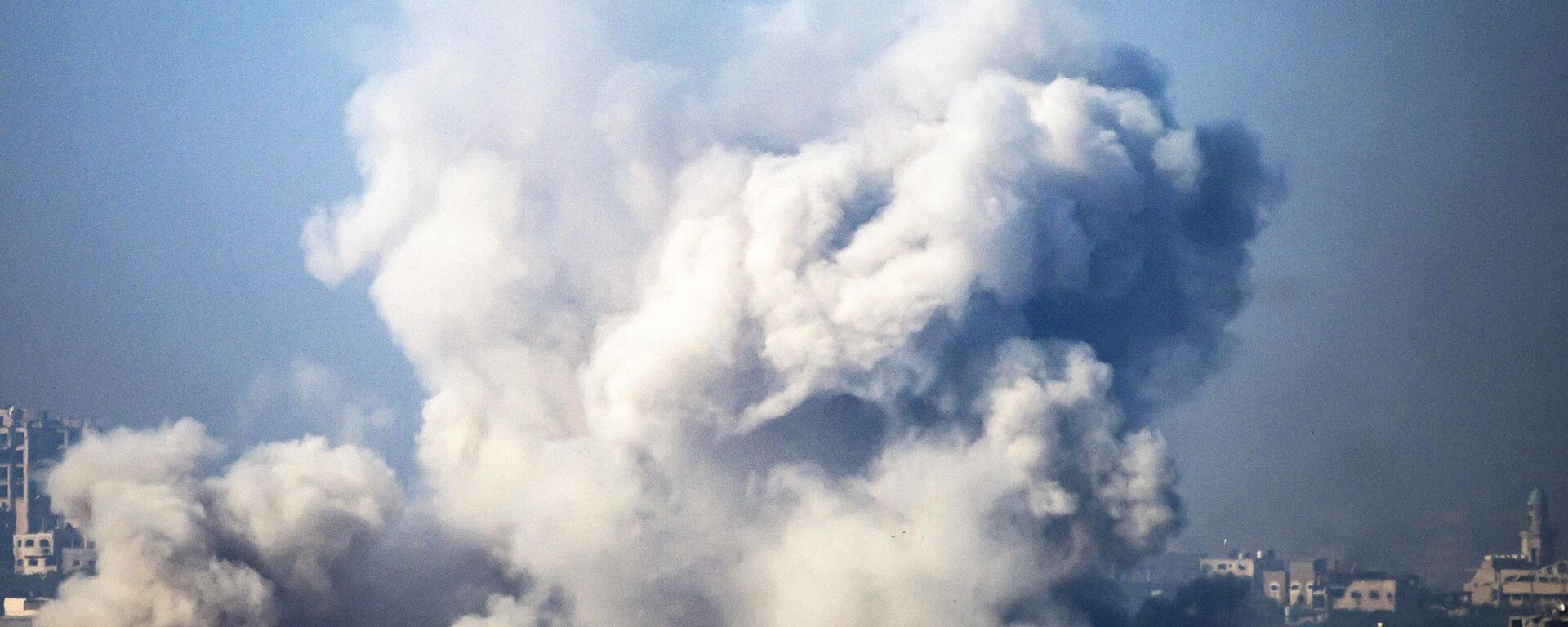 Дым, поднимающийся из зданий, пострадавших от израильских ударов в ходе боев между Израилем и боевиками ХАМАС - Sputnik International, 1920, 06.12.2023