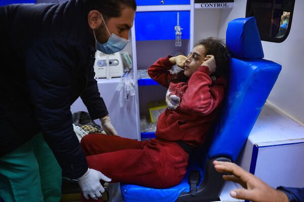 An injured girl sits in an ambulance following an Israeli air strike on the Rafah refugee camp in the southern Gaza Strip on December 1, 2023. - Sputnik International
