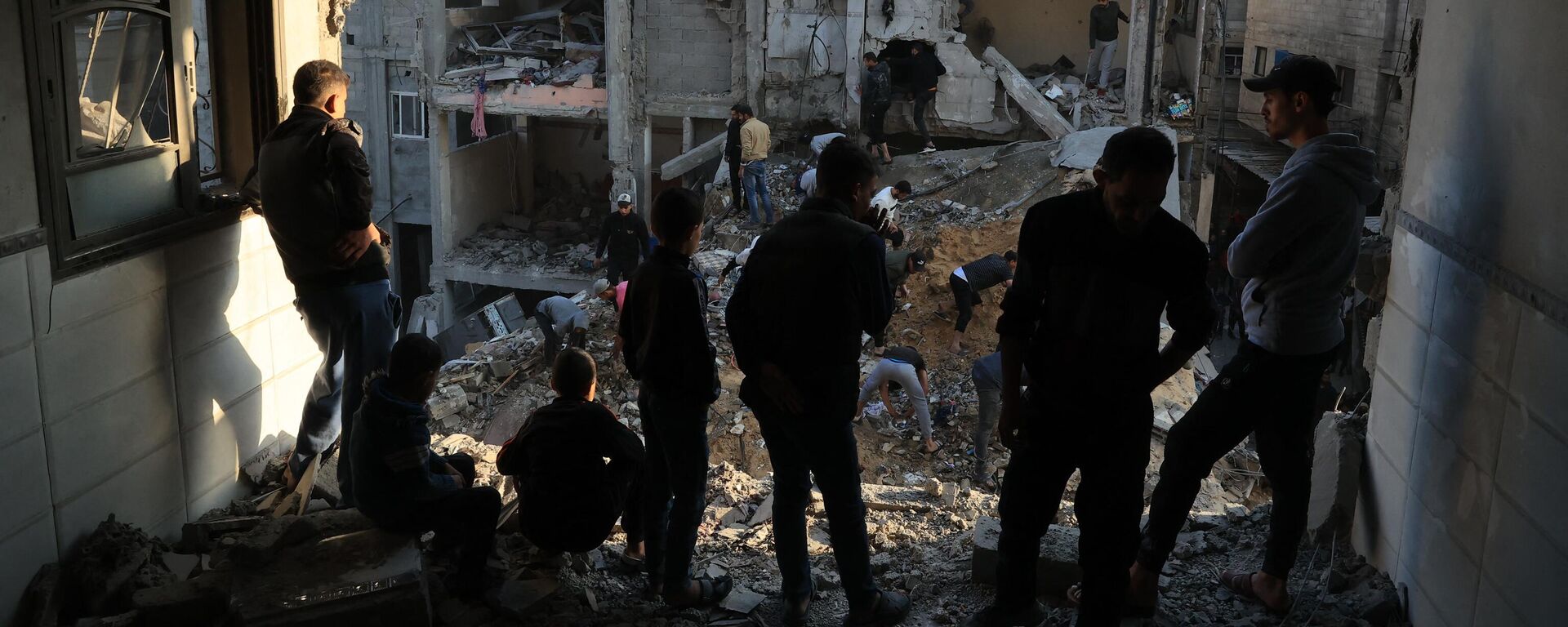Palestinians inspect the destruction around residential buildings following Israeli air strikes in the Rafah refugee camp in the southern Gaza Strip on December 1, 2023, as fighting resumed shortly after the expiration of a seven-day truce between Israel and Hamas militants - Sputnik International, 1920, 11.12.2023