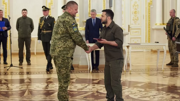 Ukrainian President Volodymyr Zelensky presents Armed Forces Commander-in-Chief Valery Zaluzhny with an award. File photo. - Sputnik International