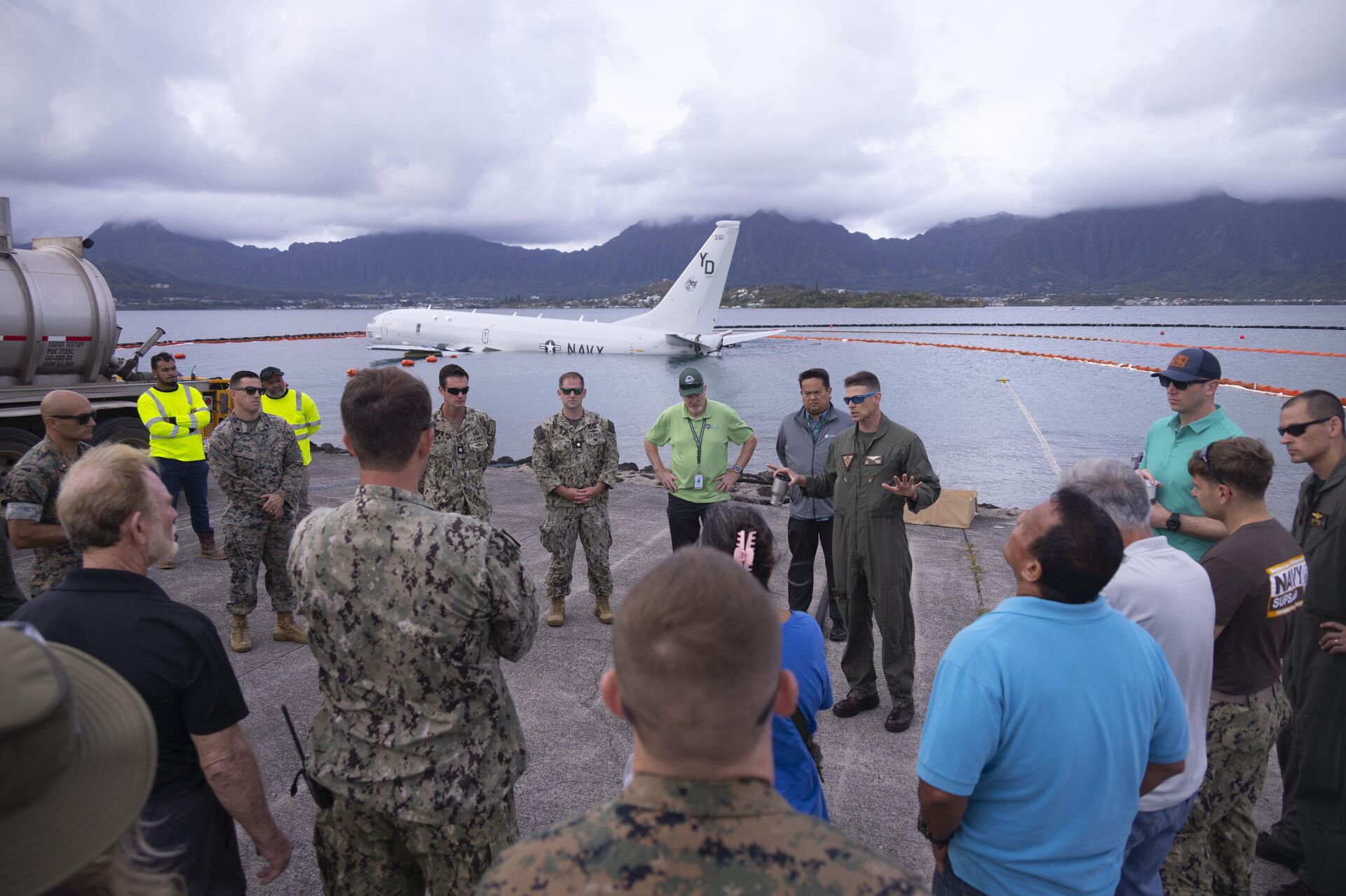 U.S. Marine Corps Col. Jeremy Beaven, commanding officer, Marine Corps Base Hawaii, provides guidance and emphasizes safety before defueling operations commence on a downed U.S. Navy P-8A Poseidon in waters just off the runway at Marine Corps Air Station Kaneohe Bay, MCBH, Nov. 26, 2023. The successful defueling of the downed P-8A was critical to the execution of the aircraft salvage plan. - Sputnik International, 1920, 01.12.2023