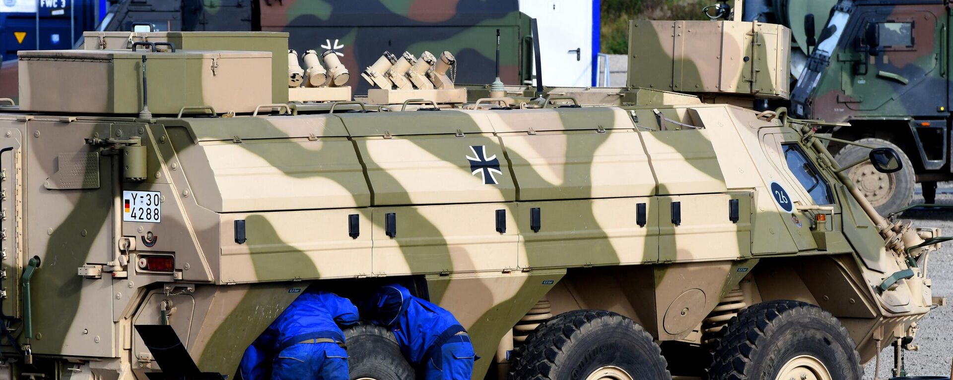 Soldiers repair a Fuchs armored command, utility and infantry vehicle of the German Bundeswehr armed forces during the informative educational practice Land Operation Exercise 2017 at the military training area in Munster, northern Germany, on October 13, 2017. - Sputnik International, 1920, 02.12.2023