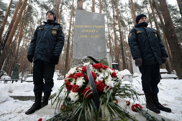 Cadets of the Ural Fire and Rescue Training Center at a solemn meeting dedicated to the Unknown Soldier Day at the the Shirokorechensky Memorial in Yekaterinburg. - Sputnik International